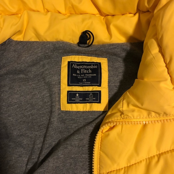 Yellow winter jacket - Picture 3 of 7